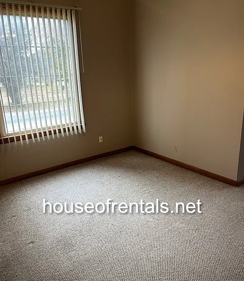 417 W Grand Ave — Photo 4