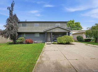 11957 Canterbury Dr, Sterling Heights, MI 48312