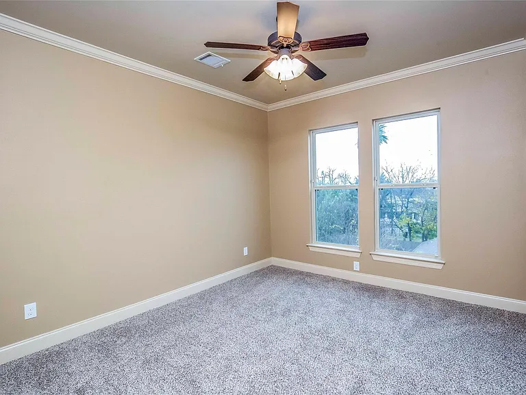 1516 Amundsen St — Photo 27
