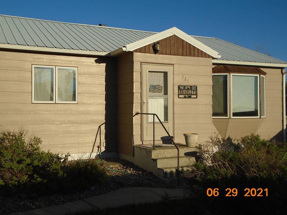 1st image of 229 3rd Ave SW