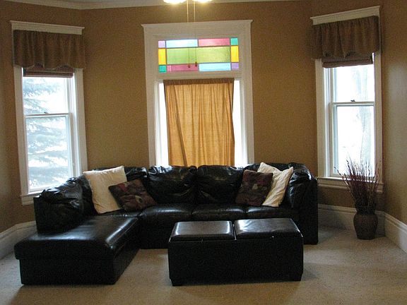 Family room note windows