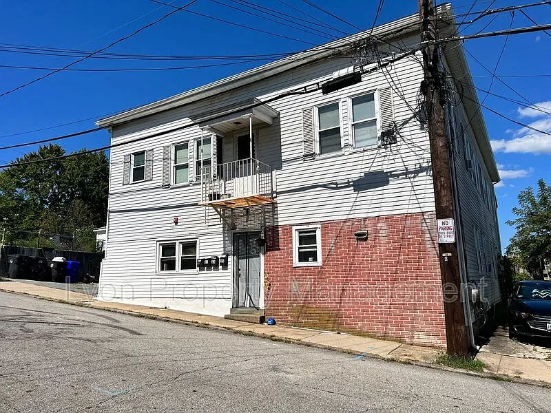 3 bed, 1.0 bath, 1147 sqft, $2,200 — Photo 1