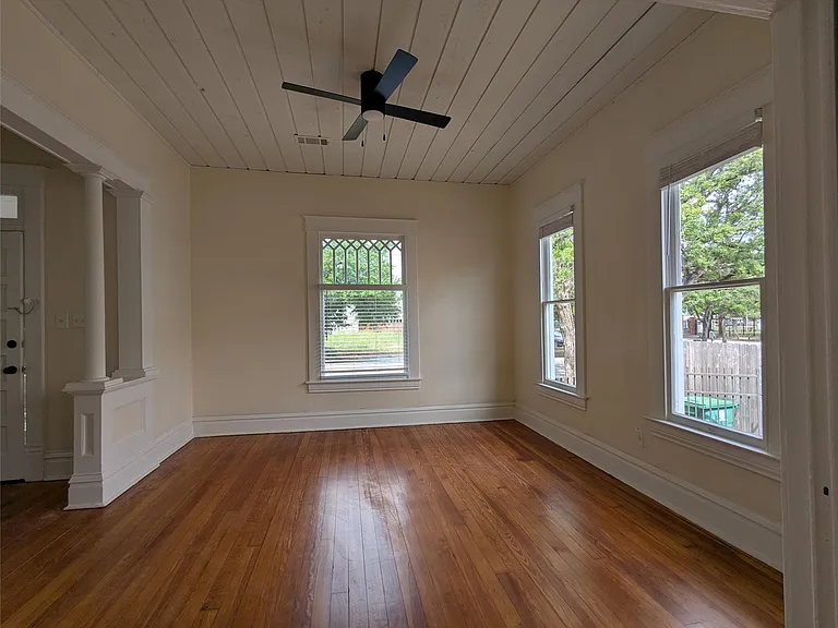 1142 Yale St — Photo 3