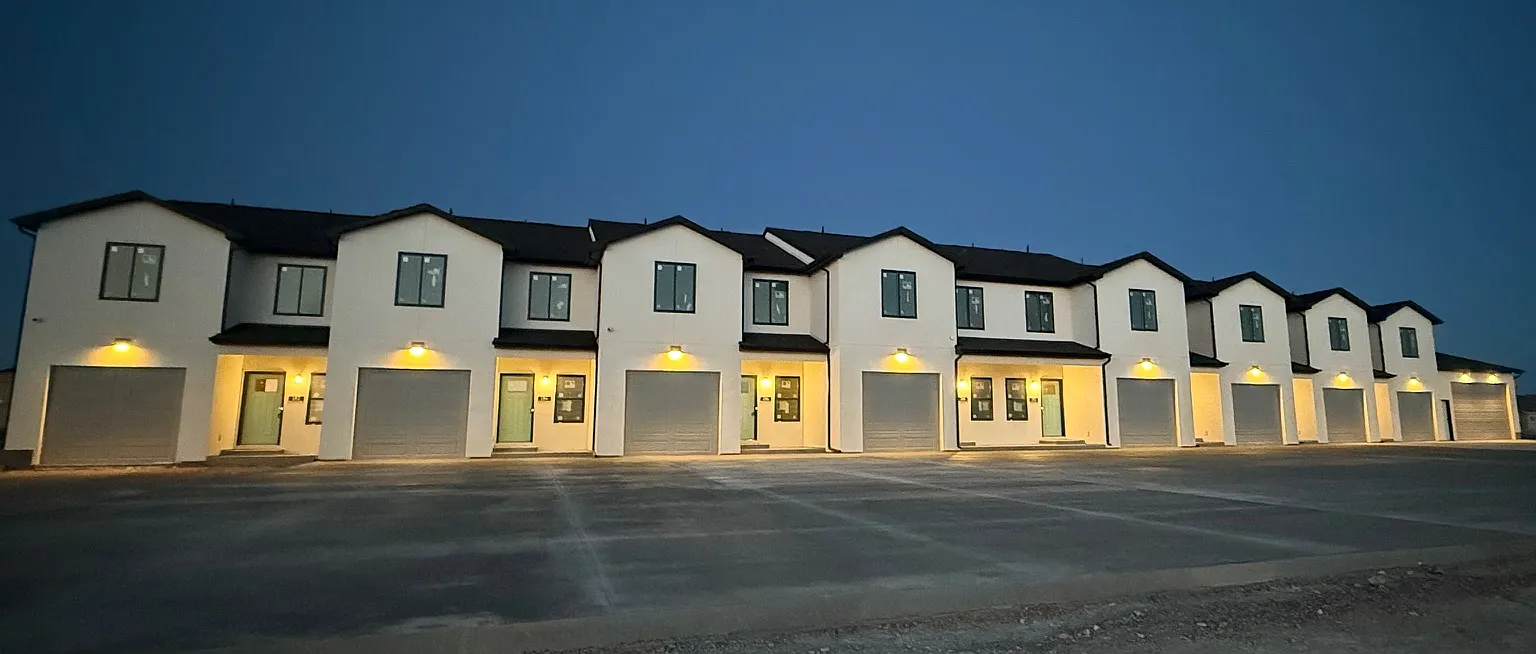 3 bed, 2.5 bath, 1720 sqft, $1,950 — Photo 1