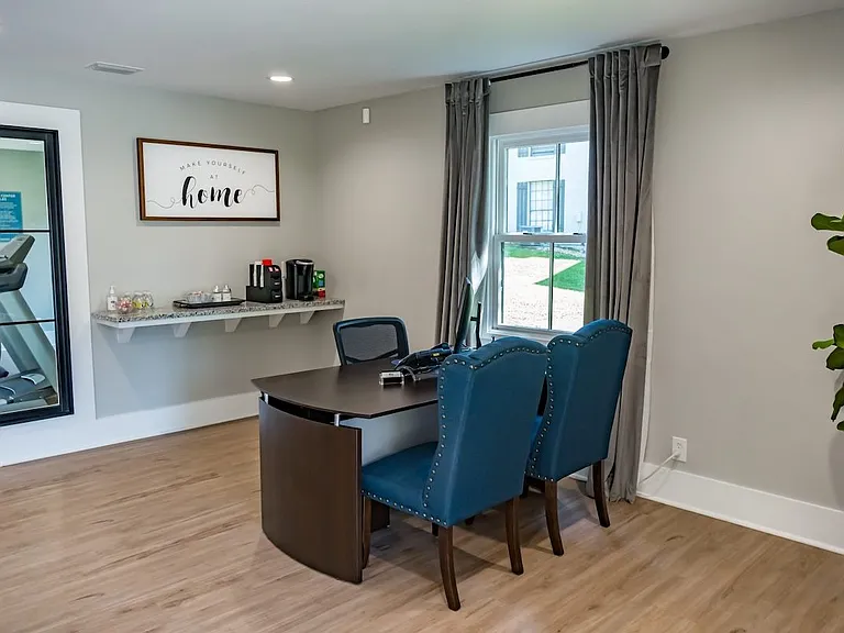 Crestwood Green Apartments — Photo 11