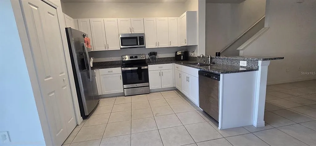 3 bed, 2.5 bath, 1690 sqft, $2,050 — Photo 4