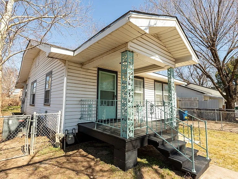 3515 E King Pl — Photo 1