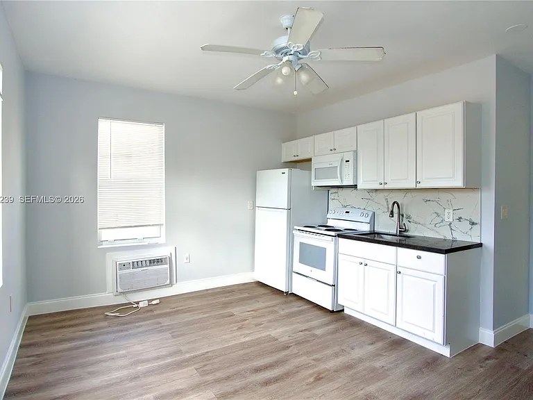1142 SW 4th St #15 — Photo 4