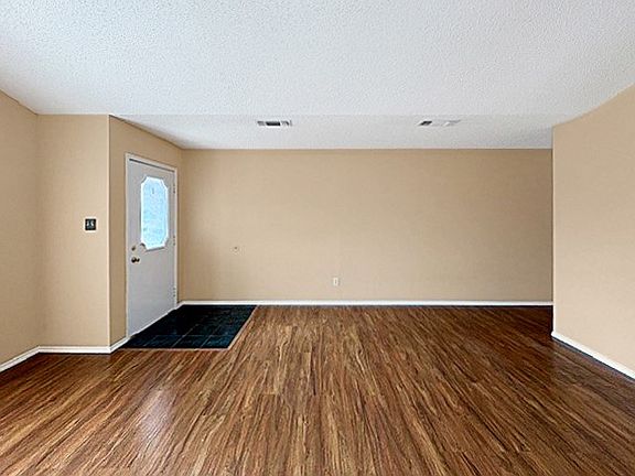 5th image of 1302 Cardinal Oaks Dr