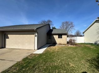 1053 N Wuthering Hills Dr, Janesville, WI 53546
