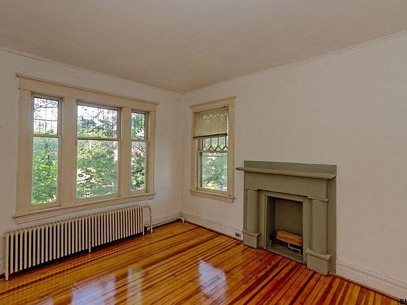 4th image of 263 W Lawrence St #1