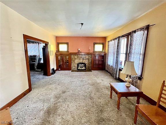 5th image of 122 Market St