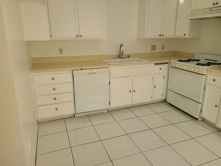 643 Hill St #B — Photo 6