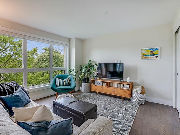 5th image of 3028 Arbutus St #301