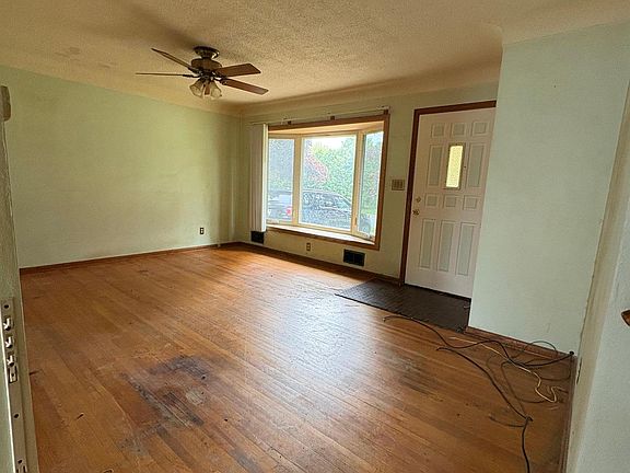 3rd image of 2539 Cowern Pl E