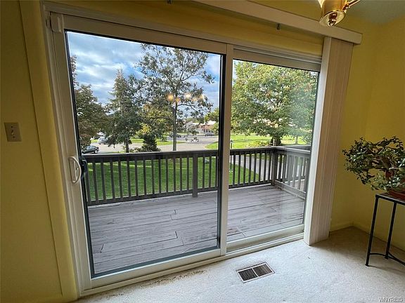 5th image of 352 Old Meadow Dr
