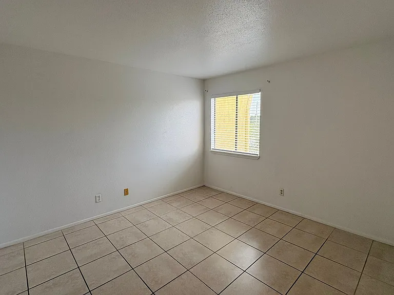 2855 Winkler Ave #120 — Photo 9