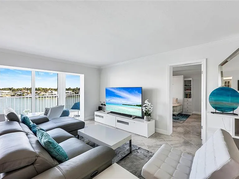2750 Gulf Shore Blvd N #402 — Photo 2