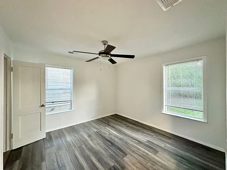 712 Mickan St — Photo 14