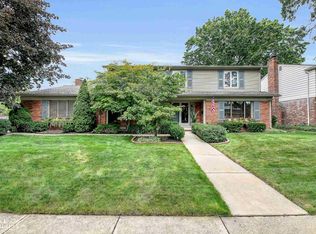 652 Woods Ln, Grosse Pointe Woods, MI 48236
