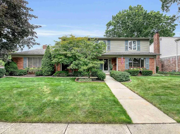 652 Woods Ln, Grosse Pointe Woods, MI 48236