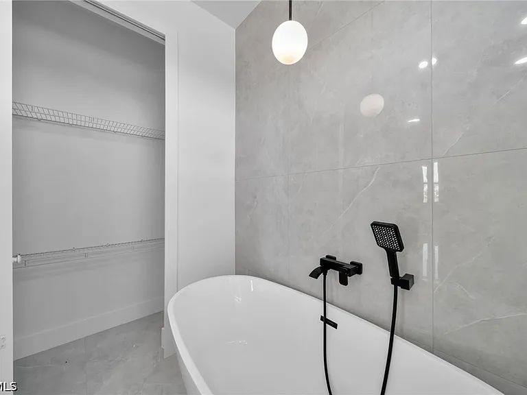 1426 NE 6th Ave — Photo 31