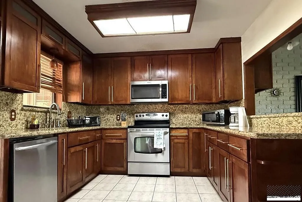 3 bed, 2.0 bath, 1976 sqft, $2,800 — Photo 4