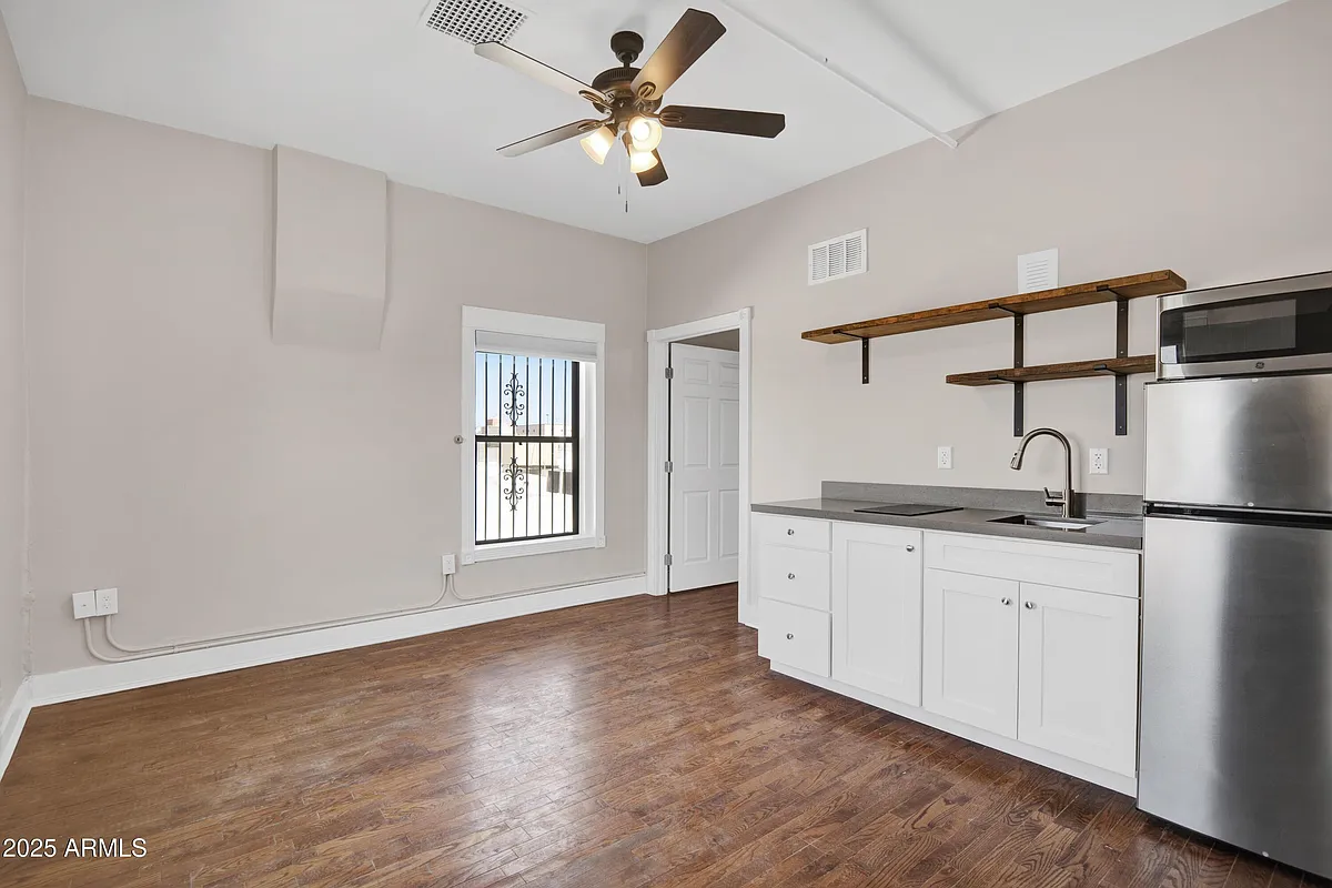 Building Photo - 5753 W Glendale Ave #202