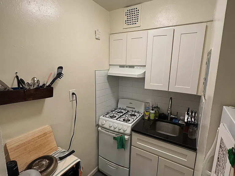 220 E 29th St #2A — Photo 17