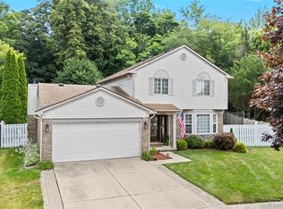 22439 Cherrylawn Dr, Brownstown, MI 48134