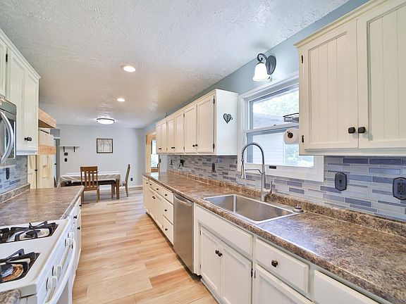 4th image of 21381 Pike Ave