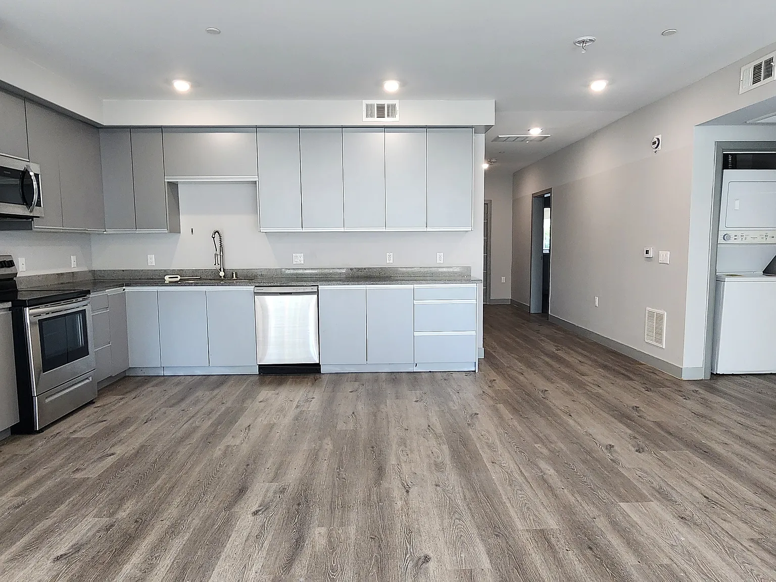 3 bed, 1702 sqft, $3,800 — Photo 3