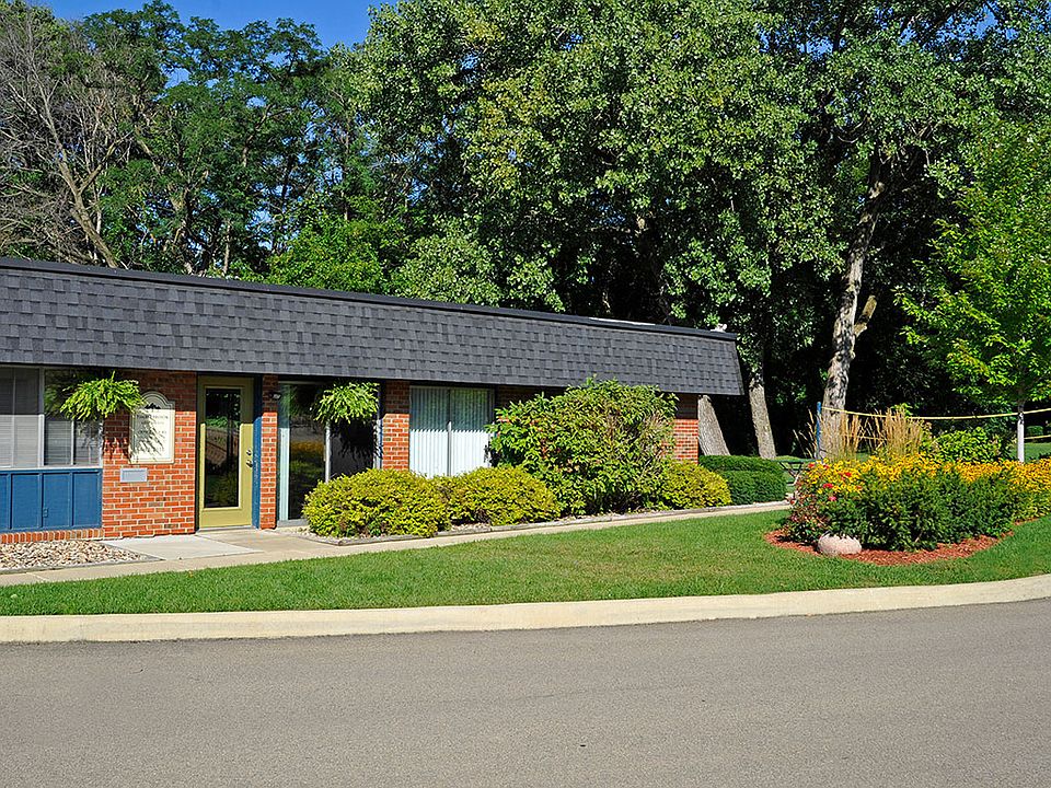 Leasing Office Exterior
