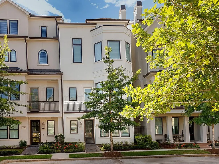 2503 Lake Front Cir — Photo 2