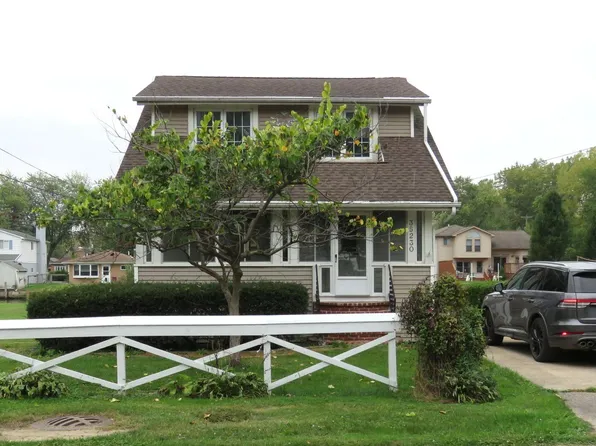 35230 Lake Dr, Brownstown, MI 48173