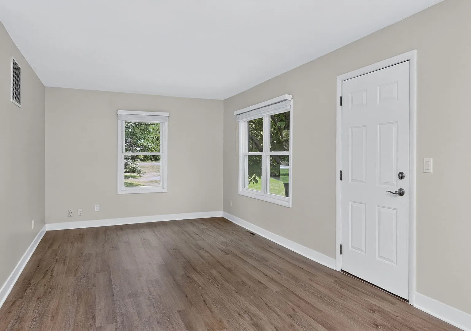 2 bed, 912 sqft, $3,300 — Photo 2