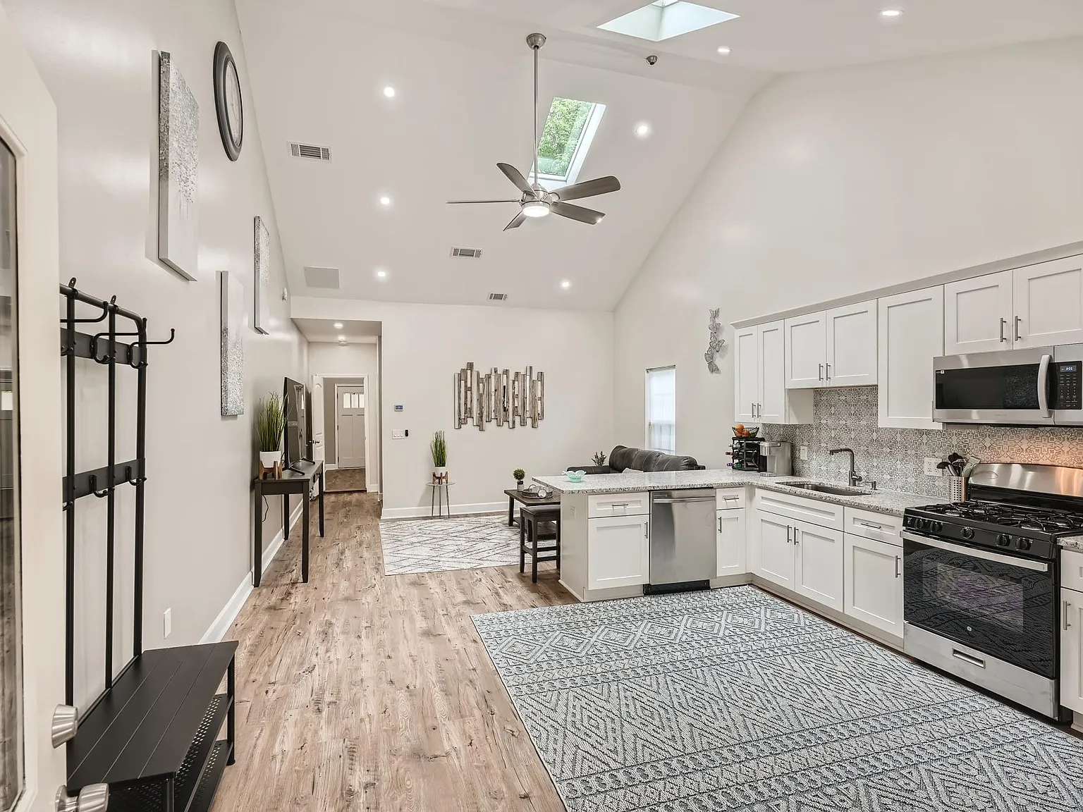 1 bed, 800 sqft, $2,000 — Photo 1