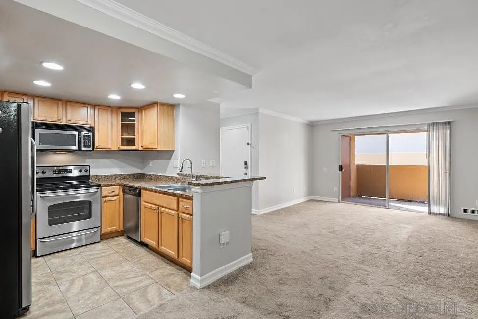 2 bed, 949 sqft, $2,700 — Photo 2