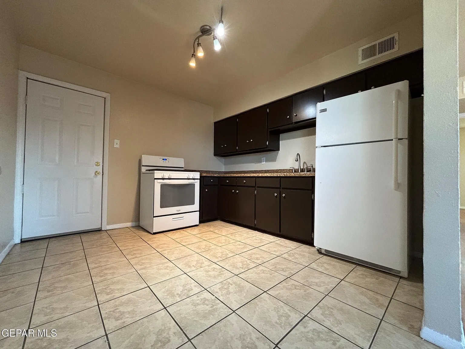 2 bed, 1.0 bath, 806 sqft, $999 — Photo 4