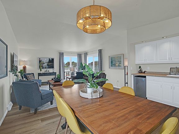 2nd image of 123 Navarino St Unit 4