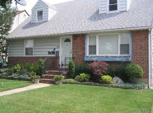 294 Beebe Rd, Mineola, NY 11501