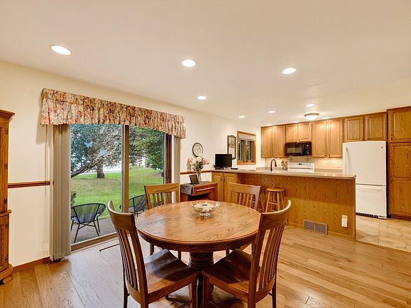 5th image of 8 Oak Grove Dr