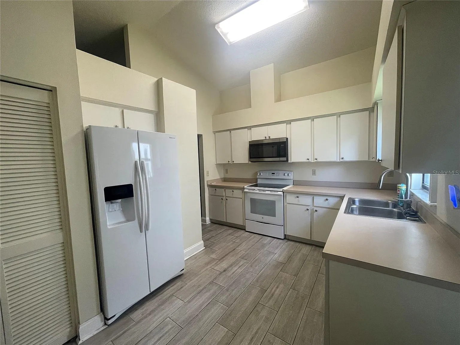 3 bed, 2.0 bath, 1290 sqft, $2,195 — Photo 4