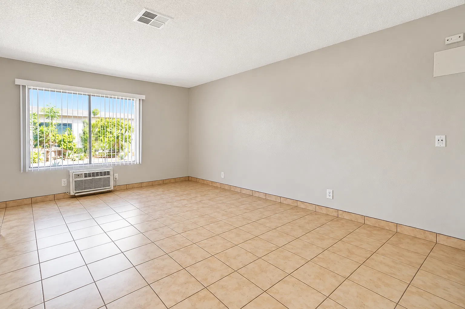 2 bed, 1.5 bath, 1072 sqft, $2,050 — Photo 3