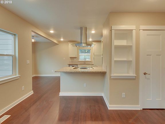 Currently has brand new GE refrigerator 