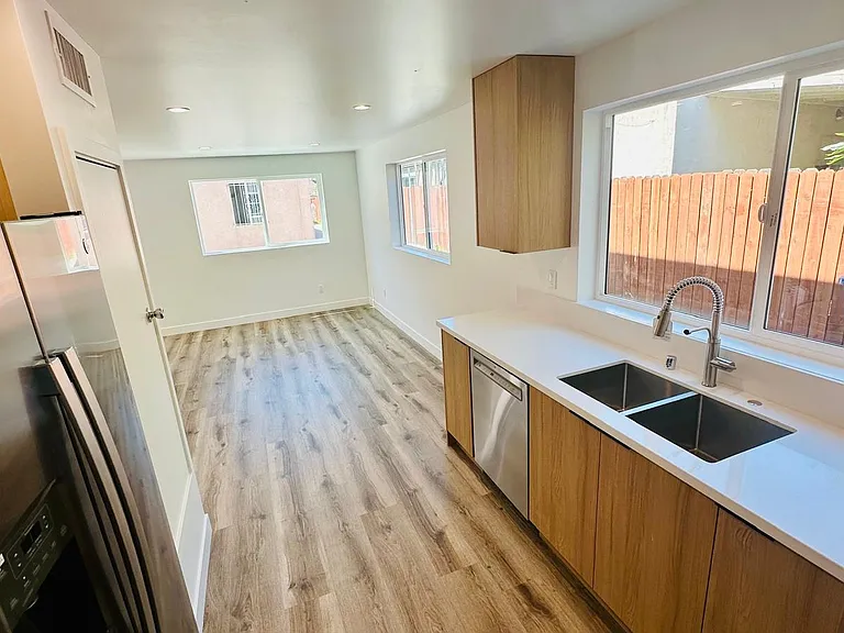 1581 W 37th Pl #1/2 — Photo 4