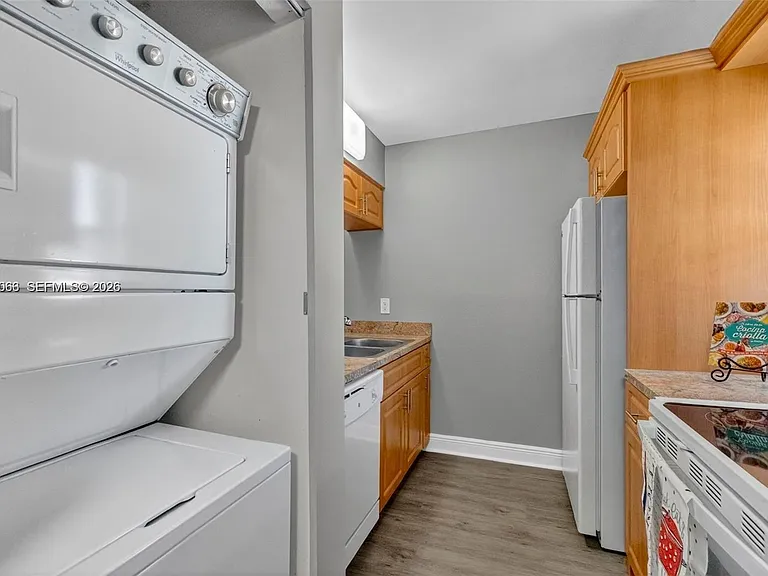 908 Twin Lakes Dr #8-C — Photo 7