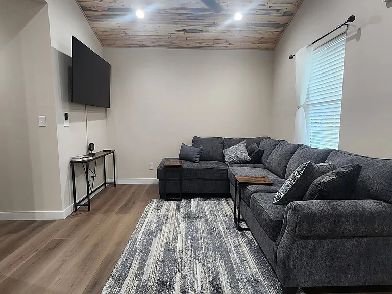 208 Walnut St — Photo 3