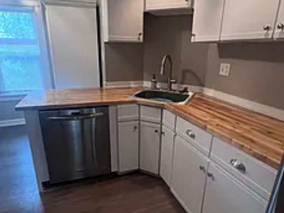 2nd image of 2405 E Locust St #4