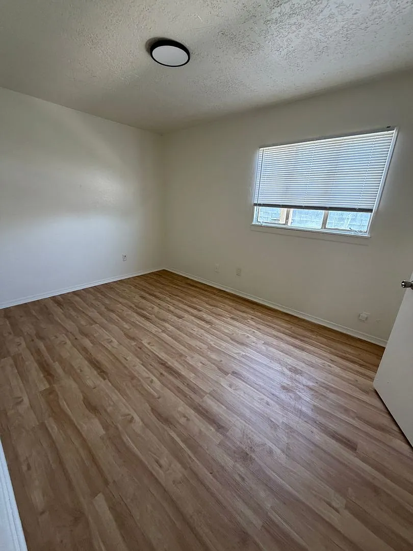 6plex Church 1206 — Photo 1